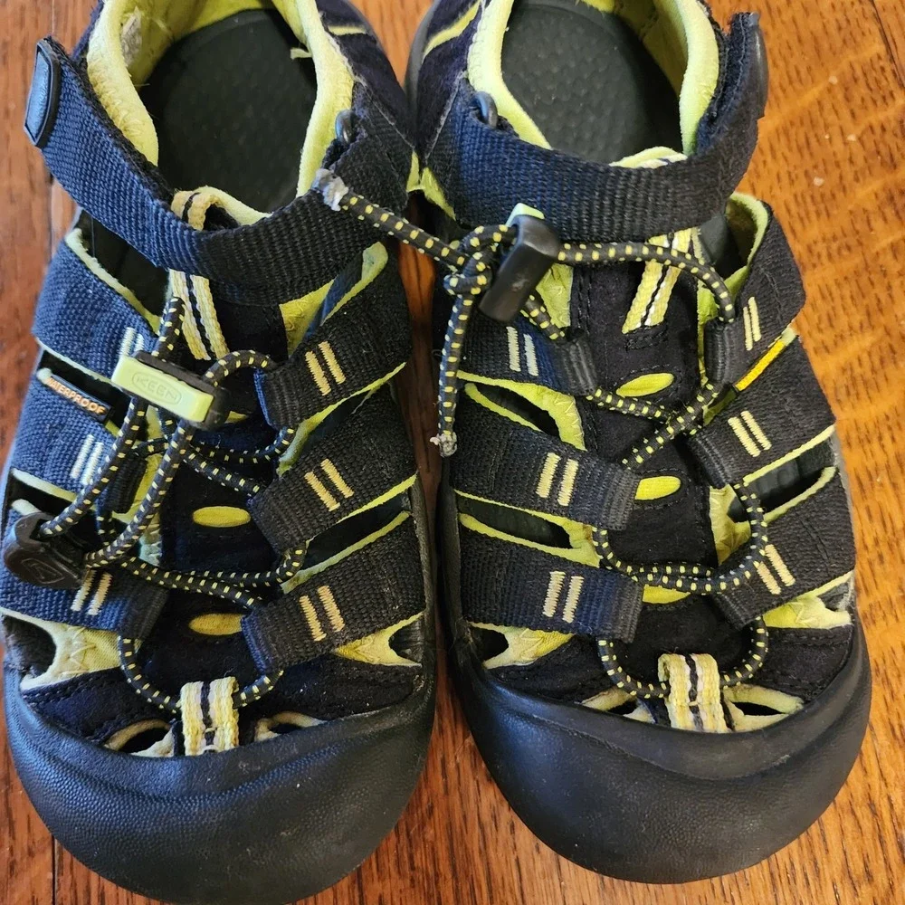 Keen Big Kids Newport H2 Sandals Size 3 US Black Green Hiking Play Beach Shoes